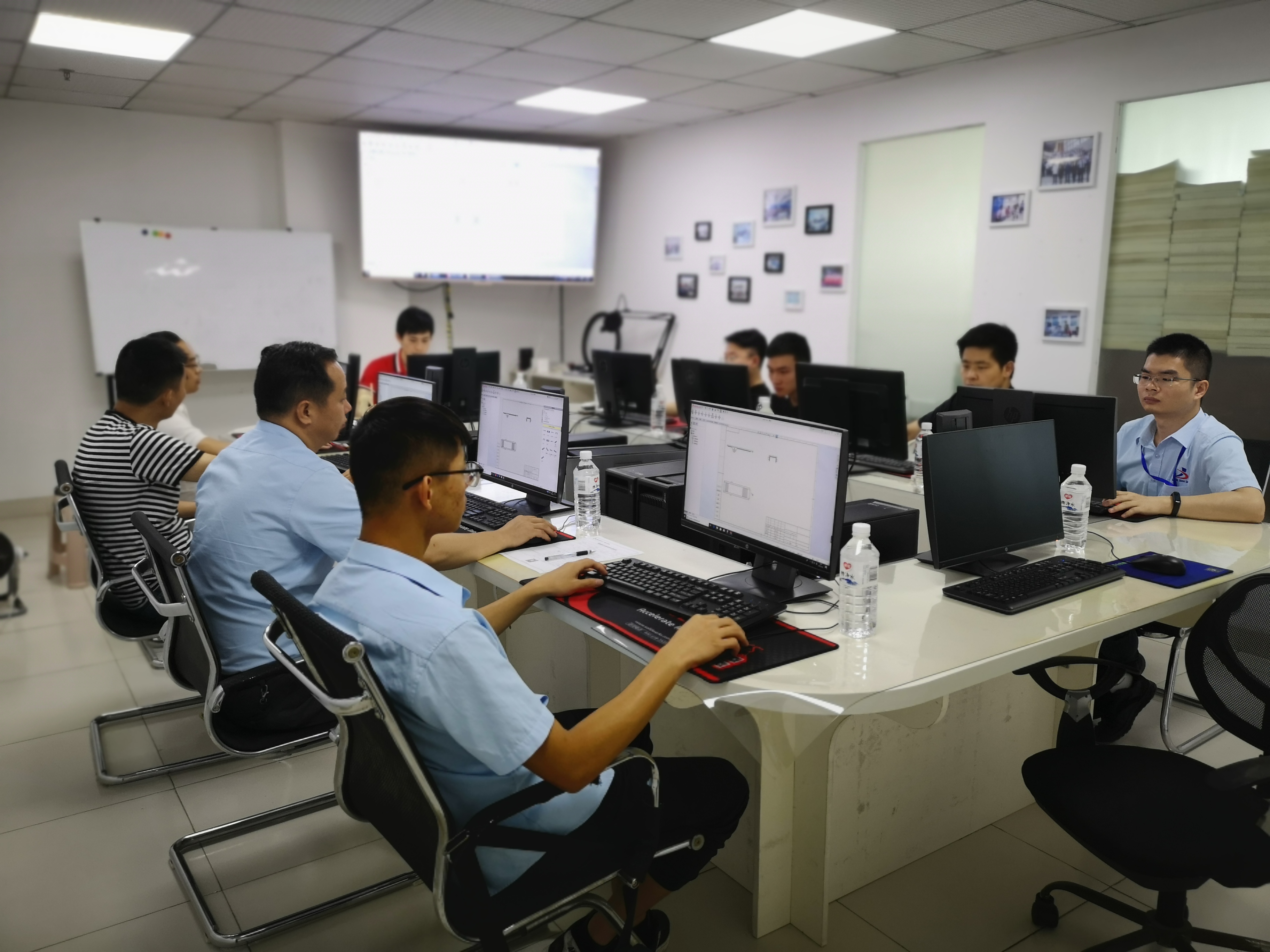 ����һȺ�ɰ���ѧԱ�������Ͽ��У���Ҳ�궯����